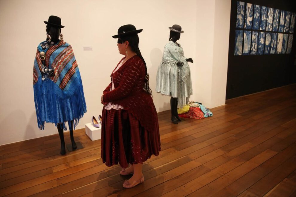 Mujeres aimaras en la exposición sobre indumentaria y su identidad
