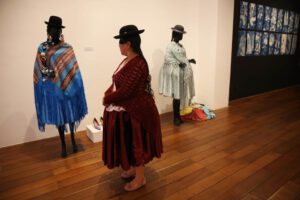 Mujeres aimaras en la exposición sobre indumentaria y su identidad