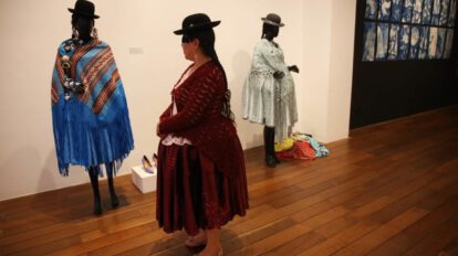 Mujeres aimaras en la exposición sobre indumentaria y su identidad
