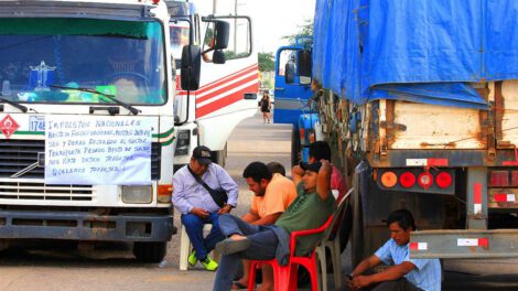 paro y bloqueo indefinido de carreteras convocado por la Cámara Boliviana de Transporte