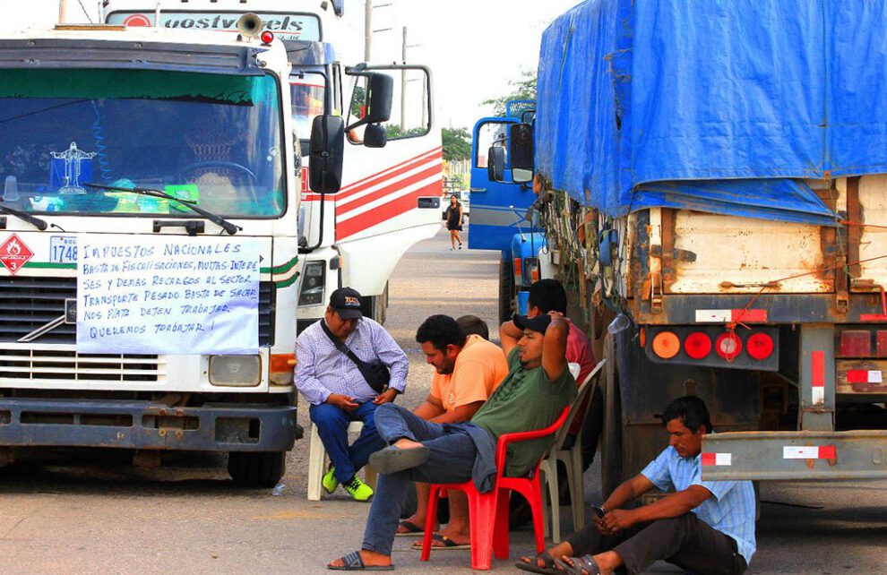 paro y bloqueo indefinido de carreteras convocado por la Cámara Boliviana de Transporte