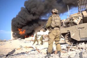 Militares israelíes utilizan a palestino herido como escudo humano