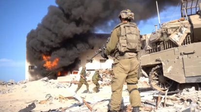 Militares israelíes utilizan a palestino herido como escudo humano