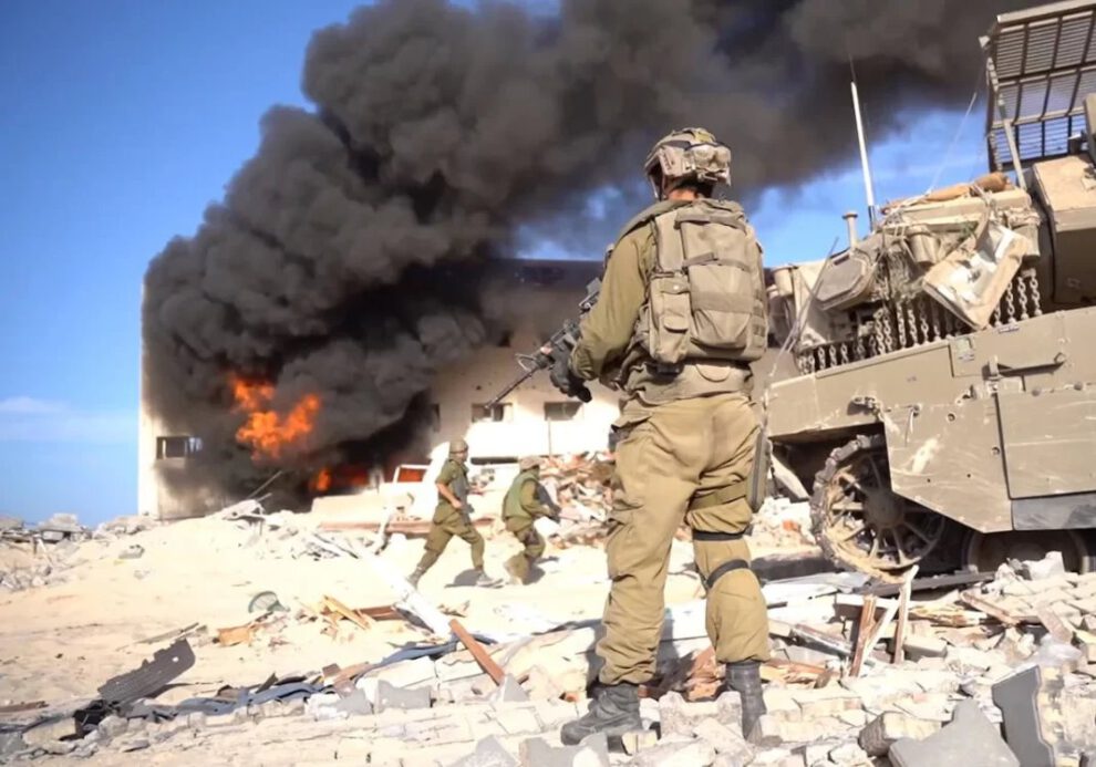 Militares israelíes utilizan a palestino herido como escudo humano