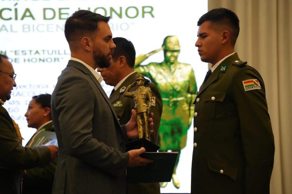 Reconocimiento a la Policía de Honor en Bolivia