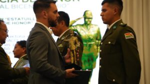 Reconocimiento a la Policía de Honor en Bolivia