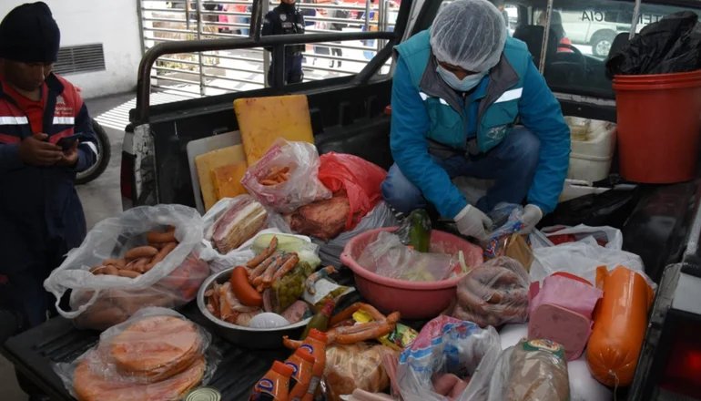incautan salchichas en mal estado en La Paz