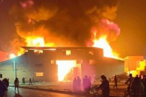 incendio en fábrica de plásticos en El Alto