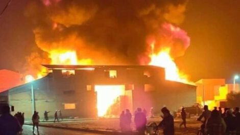 incendio en fábrica de plásticos en El Alto