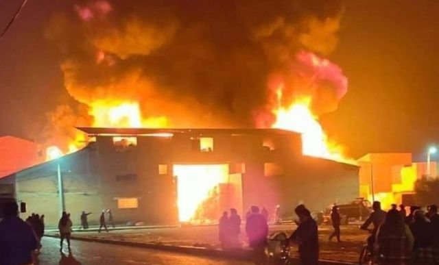 incendio en fábrica de plásticos en El Alto