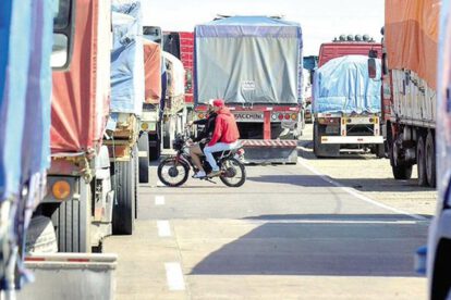 Bloqueo indefinido transporte en Santa Cruz