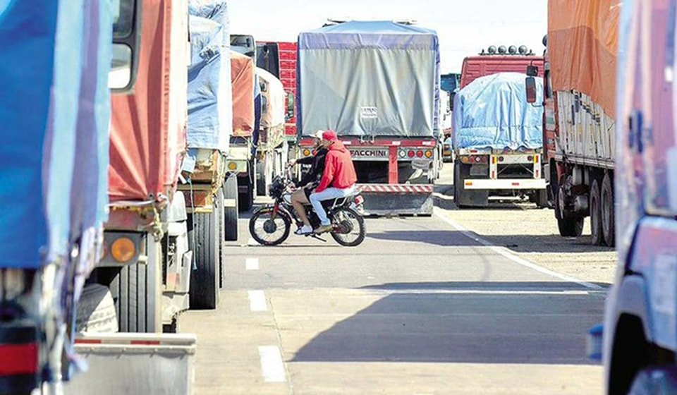 Bloqueo indefinido transporte en Santa Cruz