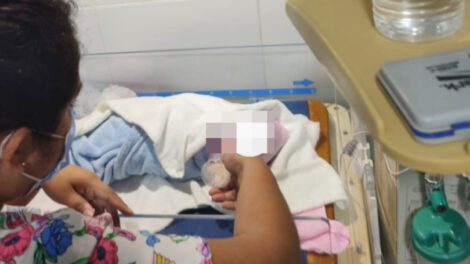 bebé abandonada en alcantarilla