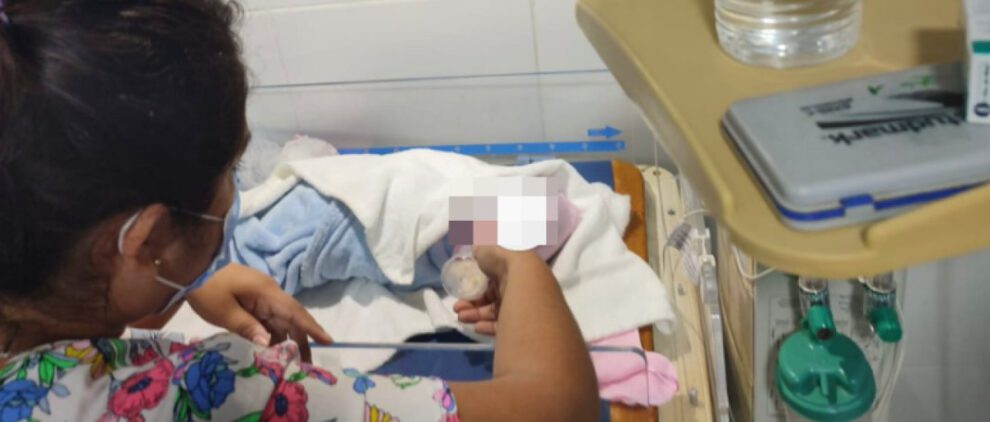 bebé abandonada en alcantarilla