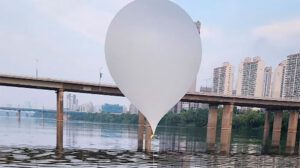 Corea del Norte lanza globos con basura hacia Corea del Sur