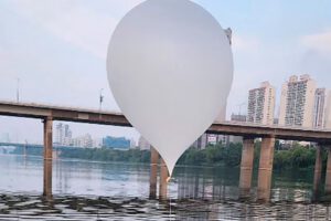 Corea del Norte lanza globos con basura hacia Corea del Sur