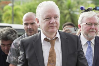Julian Assange se declara culpable y acuerda con EE.UU.