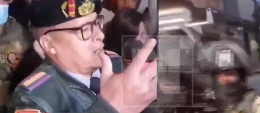 El Fiscal General del Estado, Juan Lanchipa manifestando sus declaraciones contra el Jefe de Estado