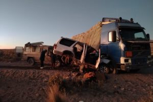 Triple colisión en Sabaya dejando dos muertos y ocho heridos