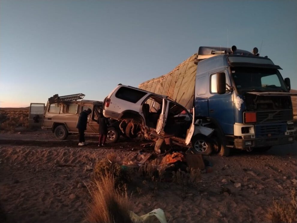 Triple colisión en Sabaya dejando dos muertos y ocho heridos