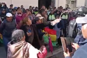 Guardias municipales agredidos por comerciantes movilizados