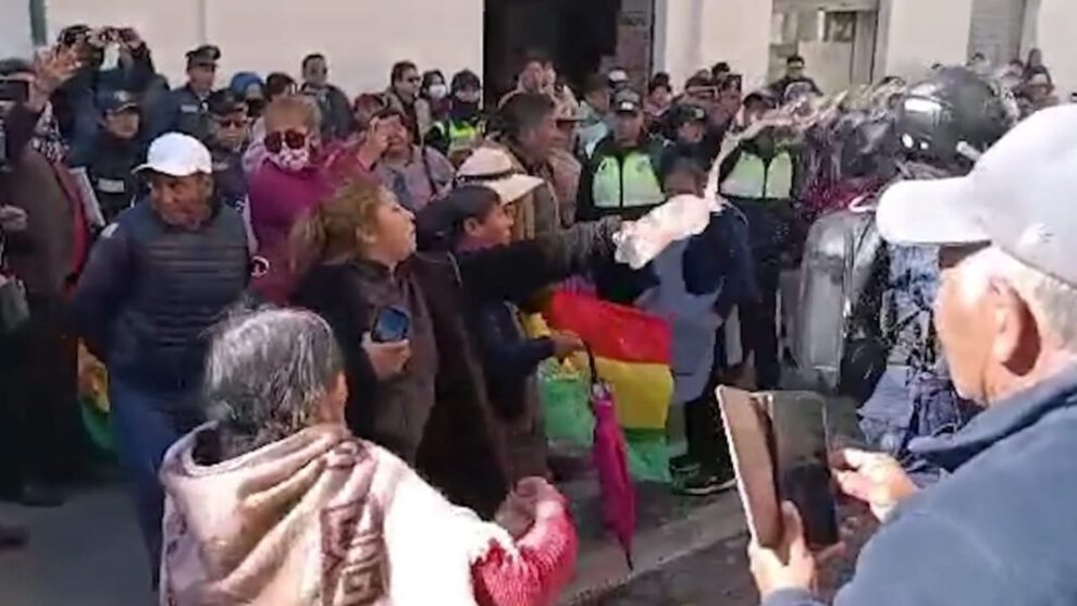 Guardias municipales agredidos por comerciantes en conflicto