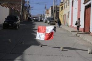 Bloqueos en Potosí por aumento en pasajes