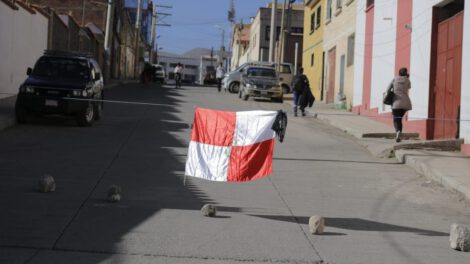 Bloqueos en Potosí por aumento en pasajes