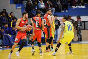 Nacional Potosí vs Carl A-Z en la Libobásquet