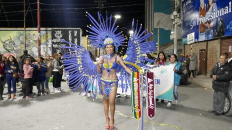 Marcha LGBT en Oruro celebrando la diversidad y el orgullo
