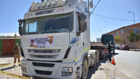 Policía Boliviana recupera tractocamión robado en Alto Hospicio, Chile