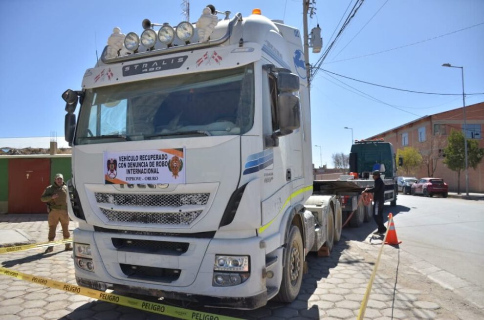 Policía Boliviana recupera tractocamión robado en Alto Hospicio, Chile