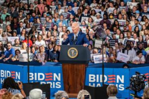 Biden defiende su fortaleza para seguir gobernando en nuevo anuncio