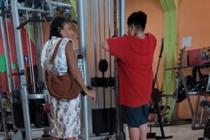 Ejercicio para jóvenes en el gimnasio con apoyo familiar