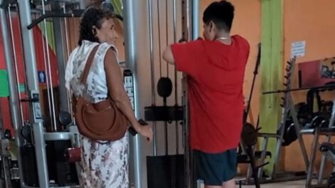 Ejercicio para jóvenes con apoyo de la abuela