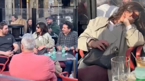 Joven viral en TikTok por dormirse en terraza de bar