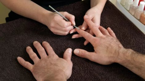 Uñas esculpidas en un desafío viral