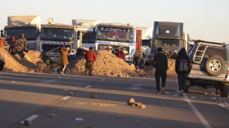 Bloqueo en Caracollo por demanda de asfalto completo