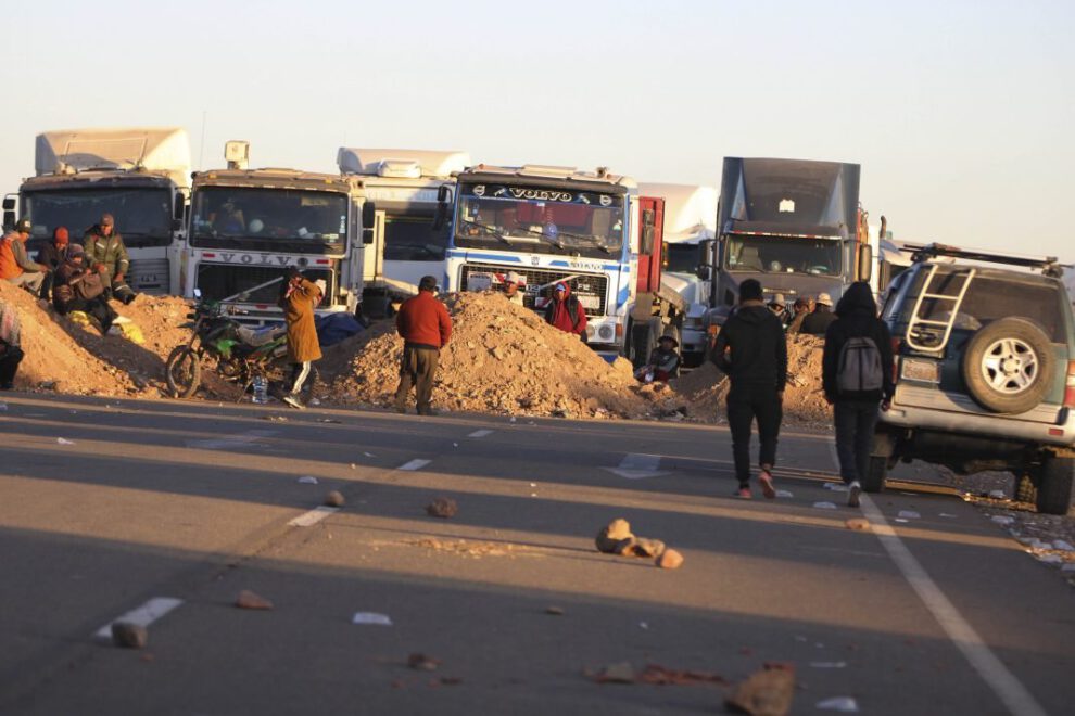 Bloqueo en Caracollo por demanda de asfalto completo