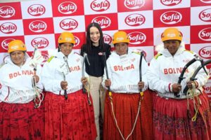 Cholitas Escaladoras bolivianas preparándose para conquistar el Monte Everest