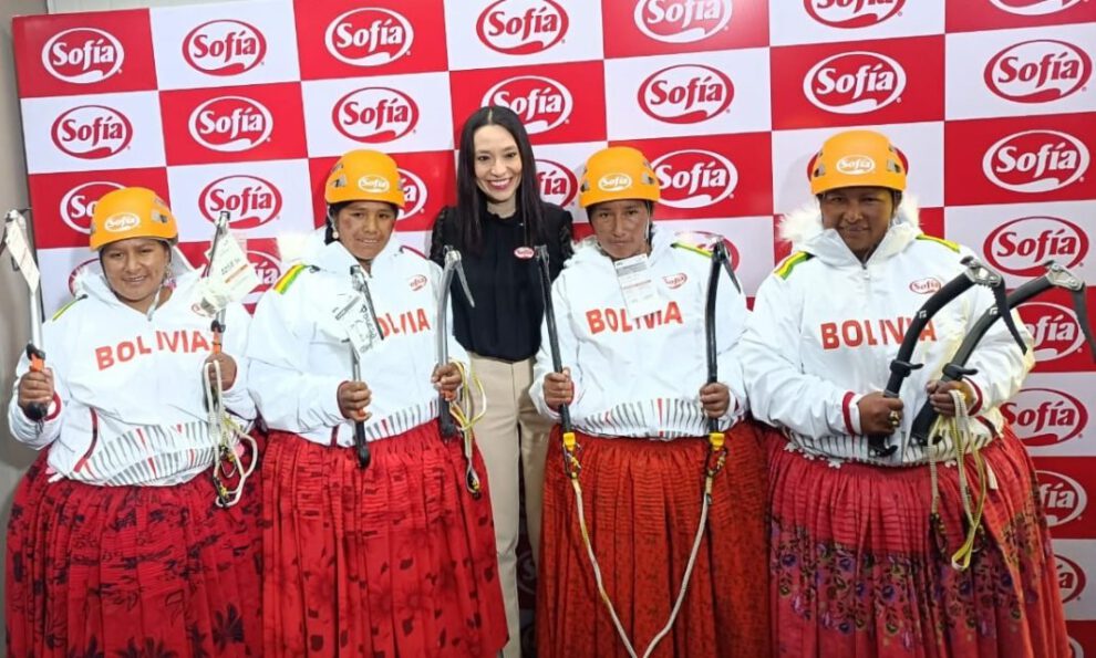 Cholitas Escaladoras bolivianas preparándose para conquistar el Monte Everest