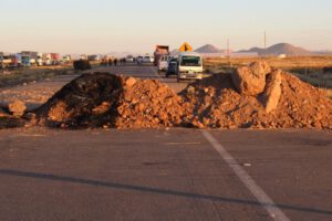 Bloqueo en Caracollo afectando la vía La Paz - Oruro