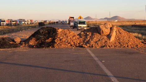 Bloqueo en Caracollo afectando la vía La Paz - Oruro