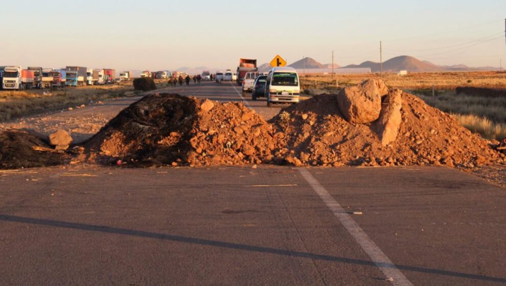 Bloqueo en Caracollo afectando la vía La Paz - Oruro