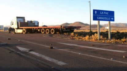 Bloqueo en Caracollo por demandas de asfalto y corrupción