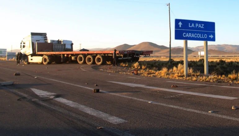 Bloqueo en Caracollo por demandas de asfalto y corrupción