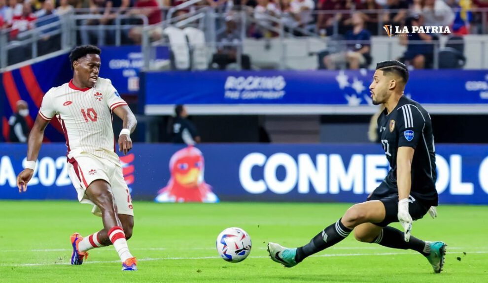 Copa América: Jonathan David intenta vencer al guardameta Rafael Romo