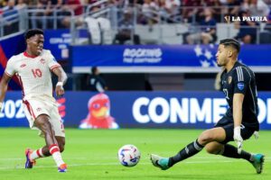 Copa América: Jonathan David intenta vencer al guardameta de Venezuela