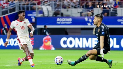 Copa América: Jonathan David intenta vencer al guardameta de Venezuela