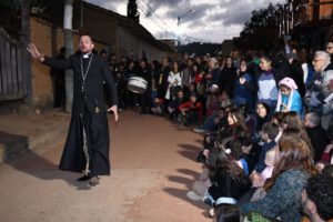 Público participando en el Festival TakuApu